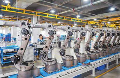 工業(yè)機(jī)器人列隊(duì)出廠 智能制造新篇章的序曲